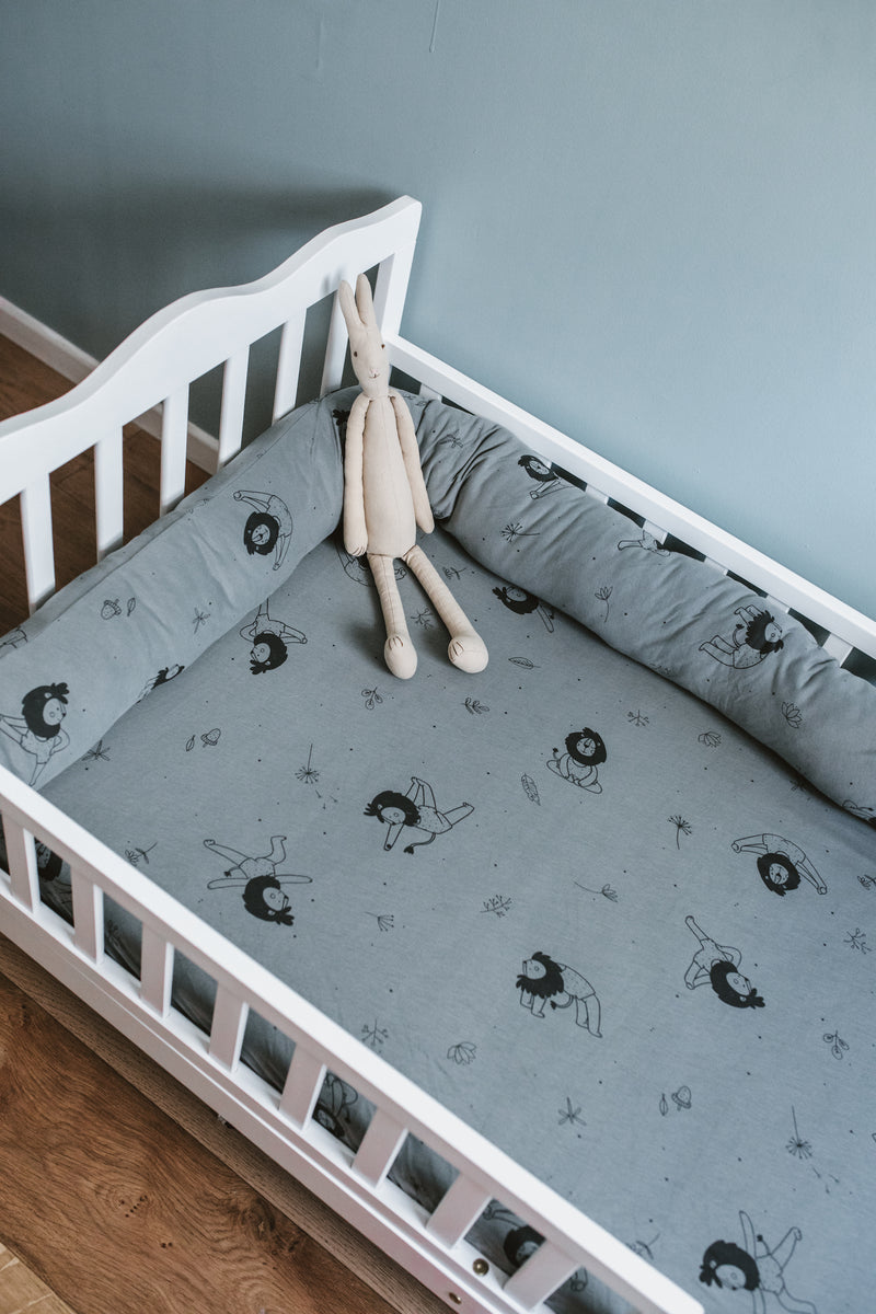 סדין למיטת תינוק / מעבר - הדפס האריה היוגי -  אפור כחול