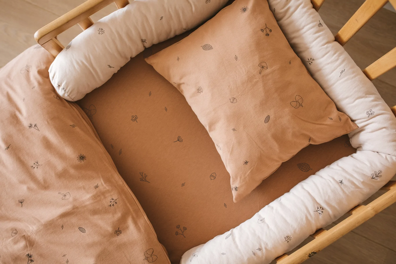 סדין למיטת תינוק / מעבר - הדפס אדמת יער - קרמל