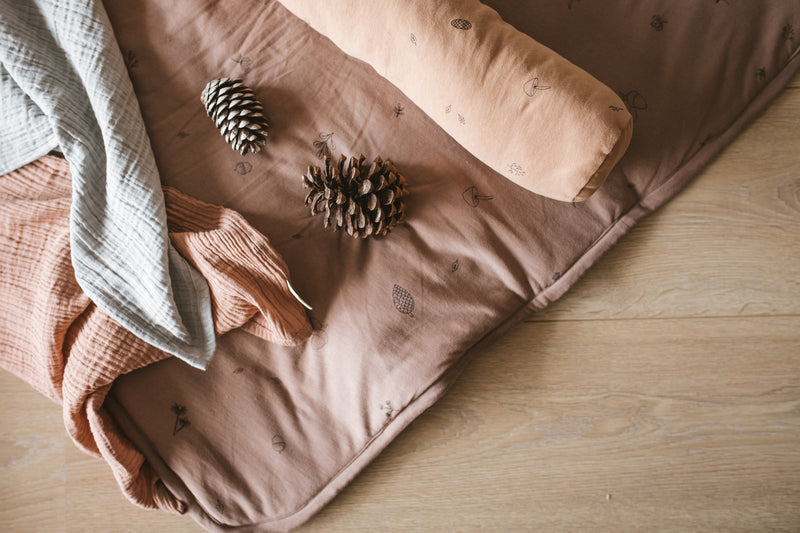 שמיכה עם מילוי למיטת תינוק / מעבר - קולקציית אדמת יער